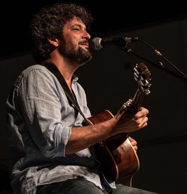 Artista en directo durante uno de nuestros espectáculos