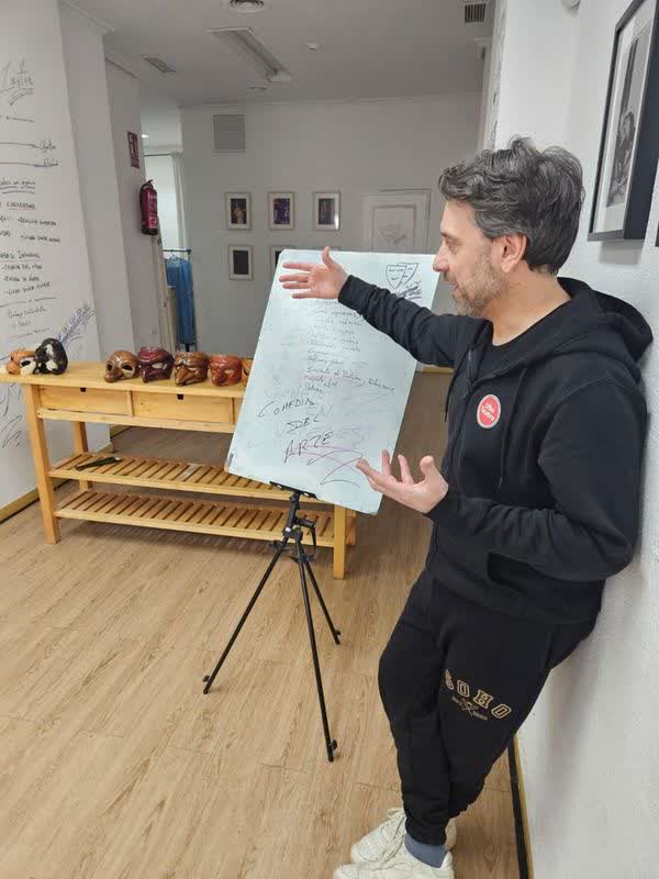 Formador explicando una dinámica ante un rotafolio