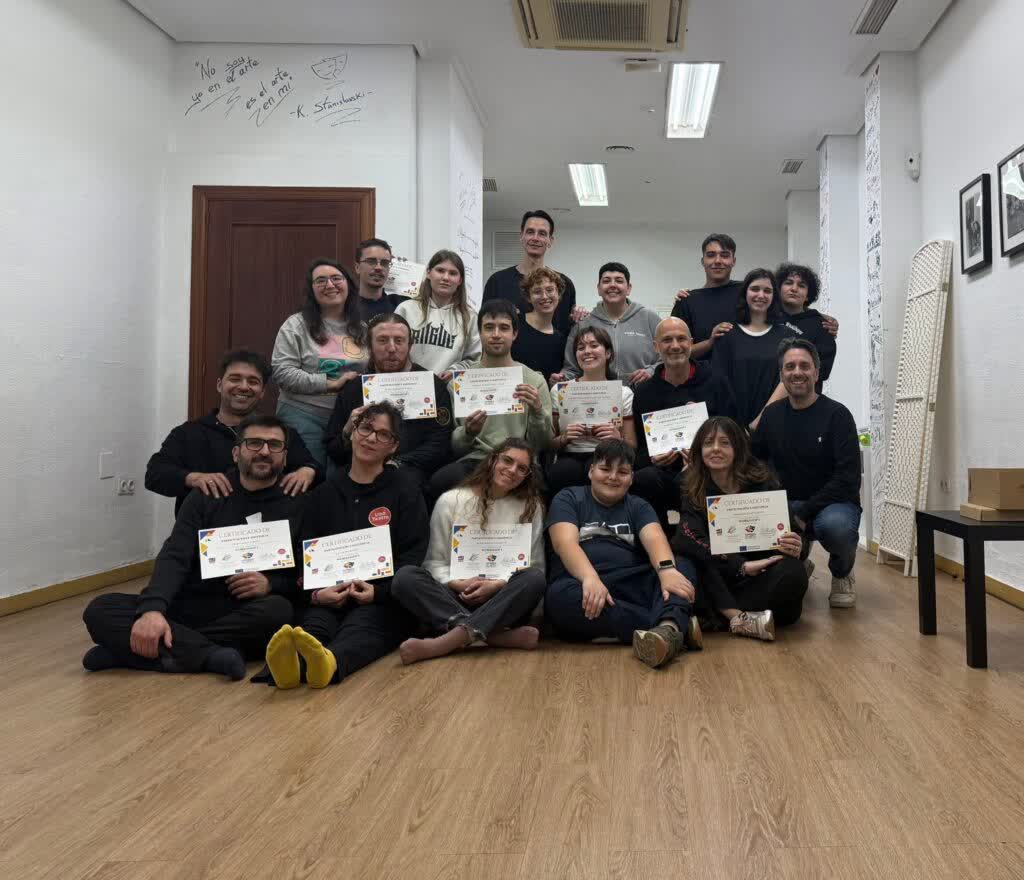 Grupo de participantes con sus certificados al terminar un taller