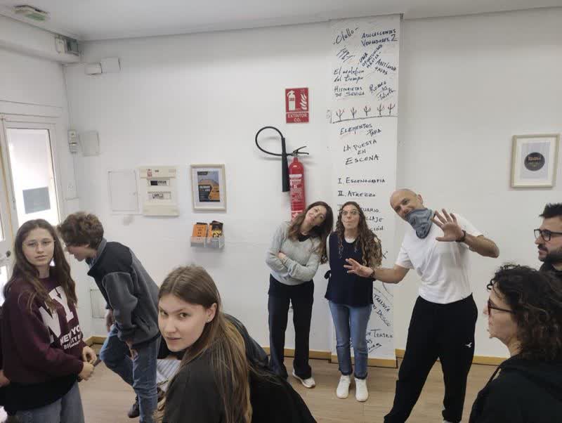 Taller de teatro con un grupo diverso de participantes