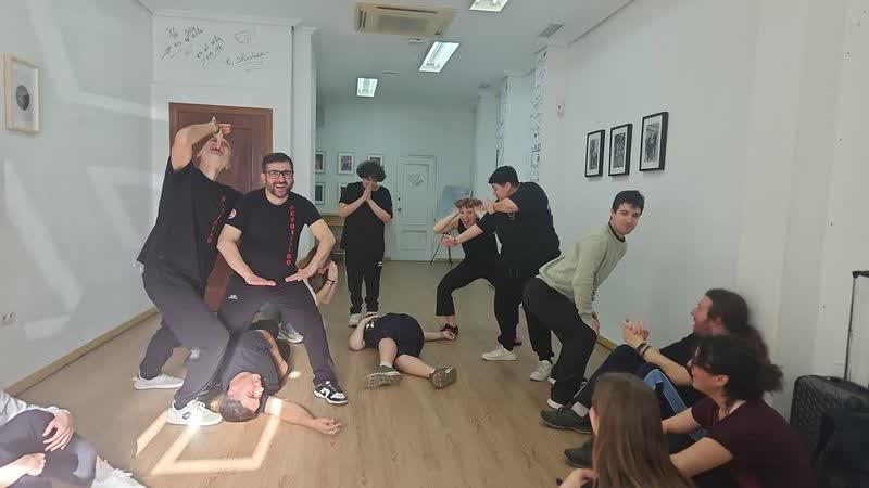 Ejercicio teatral en grupo sentado en el suelo