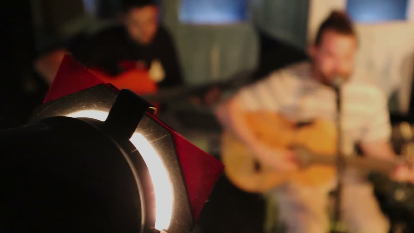 Dos músicos en el escenario